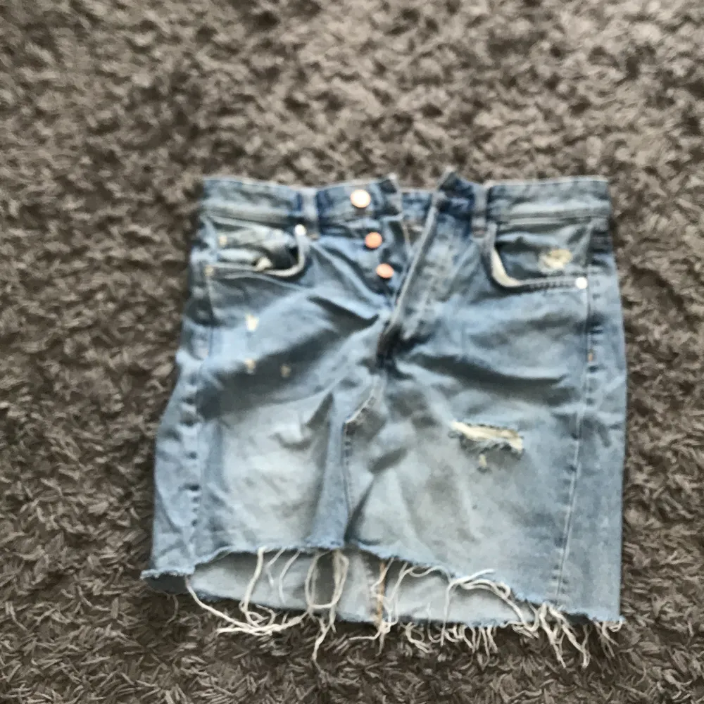 Jeans kjol i storlek 38 från &denim. . Kjolar.