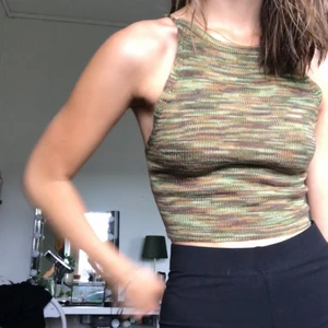 Trendigt stickat linne med öppen rygg - Super snygg stickad grön/brun spräcklig topp med snörning på ryggen! Är i storlek S(minsta storleken som fanns) och är oanvänd pga att det inte riktigt var min stil💗 är något mer grön irl🥰