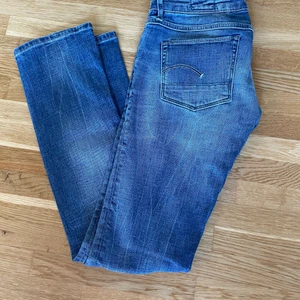 G-star jeans - G-star jeans modell 3301 stl 30/34. Rak modell. Endast använda ett fåtal gånger, mycket fint skick. Skriv till mig om du är intresserad, pris kan diskuteras. Köparen står för frakten.