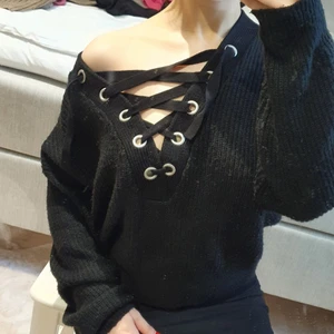 stickad tröja med snörning - väl använd