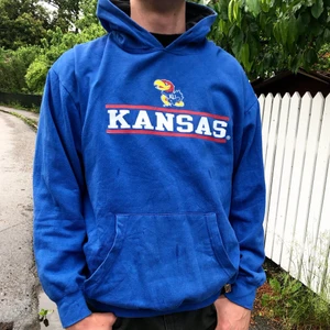 Vintage Hoodie - Vintage Hoodie ”Kansas” i storlek Large. Person på bilden är 184 cm, hör av dig om du har några frågor eller vill ha fler bilder/mått på plagget ✌🏼
