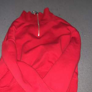 Superfin röd tröja med en krage som man kan dra ner❤️ priset är ink aldrig använd 