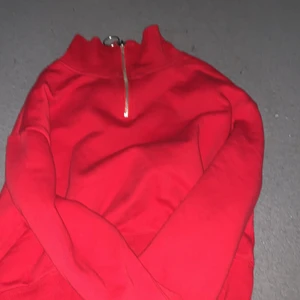 Krage tröja - Superfin röd tröja med en krage som man kan dra ner❤️ priset är ink aldrig använd 