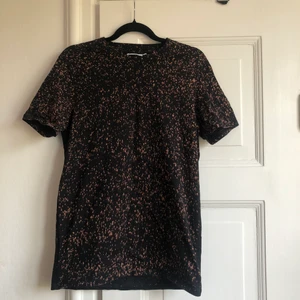 T-shirt  - T-shirt från weekday med blekt mönster. Är en S men passar som en dam M 