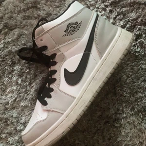 Jordan 1 grey - Säljer mina jordans då de inte har kommit till användning. Har använt de 2-3 gånger inte mer.