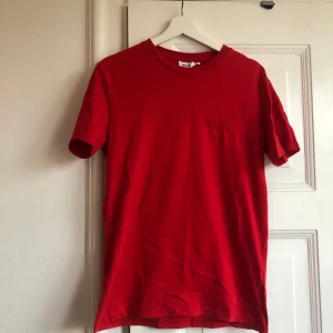 T-shirt love  - T-shirt från weekday. Är storlek S men passar som en dam M 