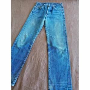 Levi's 501 - Kollar intresset på mina vintage 501, inköpta nyss från Vestiaire Collective men passade tyvärr inte mig. Jag gav 475kr för dom så släpper dom nånstans där runt. Skriv dm för fler bilder eller så! obs lånade bilder (är längd 36 men skulle säga 34)