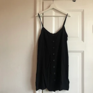 Klänning  - Svart klänning från hm, aldrig använd - lapp kvar. 