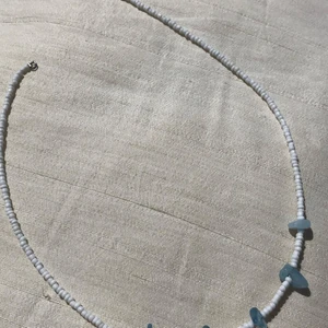 Kristall halsband💍 - Dethär halsbandet har vita pärlor med blå kristaller längst fram✨ Det sitter jätte bra på och är 40 cm lång🤍 