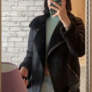 Zara jacka  - Storlek XS, säljer den för att den passar inte mig längre. Köparen står för frakten 
