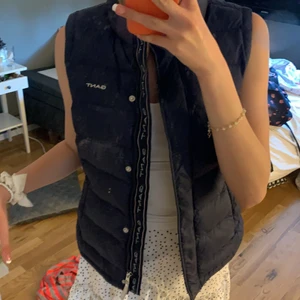 Väst - Gant väst från kidsbranstore💖  ny pris 1000kr!❤️ västen är till barn 13-14 å storlek 158-164 men passar perfekt till mig som har storlek Xs å är 166cm!❤️