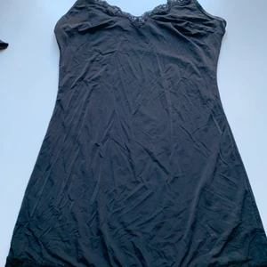 Underklänning med spets - Underklänning med spets nere och uppe i svar storlek M