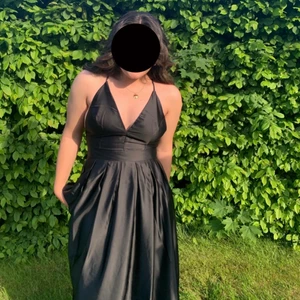 Balklänning  - Säljer min fina balklänning som jag endast använt en gång! Den är i strl 42, från Nelly och nypris är 1000kr. Jag är 170cm lång 💕