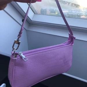 Söt lila/rosa väska - Säljer nu min väska pgr utav att den inte längre ansväns, jättefint skick som ny. Köparen står för frakten