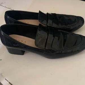 Zara Skor - Helt nya skor från Zara i storlek 39! Aldrig använda då de ej passar.. Så himla coola!🖤