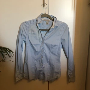 Blå skjorta  - Alla plagg jag säljer är i fint skick. Tvättludd kan förekomma. Har du frågor om plagget? Skicka ett meddelande!