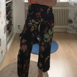 HM, vida kostymbyxor - Säljer mina suuuperfina ”kostymbyxor” från HM som tyvärr blivit försmå. Jättefint skick, storlek 32, finns inte kvar att köpa i butik. Skriv för fler bilder🥰🥰 (om många är intresserade blir det budgivning!)
