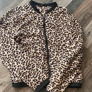En leopard kofta / tröja 