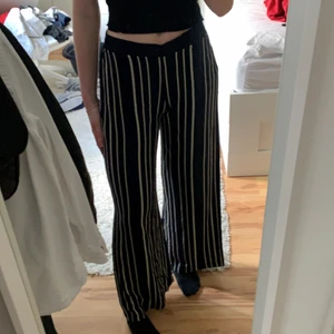 Randiga byxor - Supersköna randiga byxor åt det mer marinblåa hållet. Sitter bra i längden på mig som är 167 cm. Kontakta mig vid fler bilder eller vid andra frågor 🤍