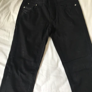 Svarta jeans - Svarta jeans Chole från Ginatricot