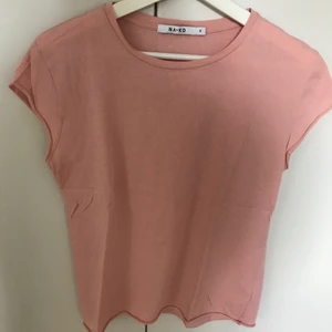 Rosa T-shirt  - Rosa T-shirt basplagg 