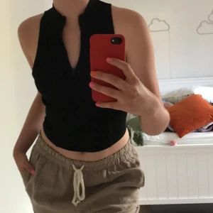 Svart zip-up linne - Linne från Bershka i väldigt bra material. Nyligen köpt och knappt använd💃🏼 super cute med dragkedjan. Köparen står för frakten🤍🤍