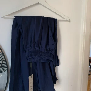 Mörkblå kjol - Superfin halvplisserad kjol från NAKD. Köpte förra året men kom aldrig till användning. Prislappen sitter kvar. Storlek 36/S, hör av er om ni vill ha fler bilder!💙