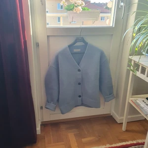 Kofta - En oversized kofta i mysigt tyg. Det står inte storlek på den men skulle uppskatta att den passar bra på S eller M. Köparen står för frakt. 