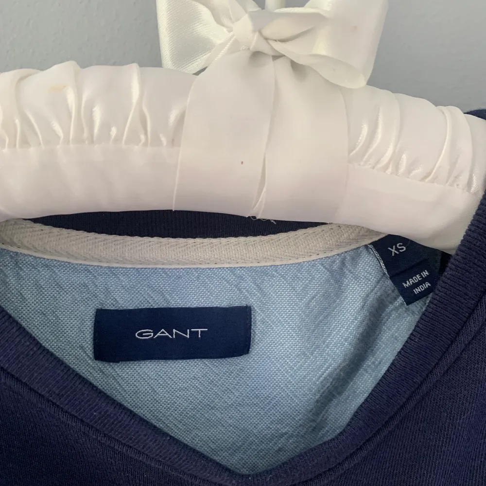Marinblå Gant sweatshirt, superfin att ha till nästan vad som helst! Använt 1-2 gånger så väldigt fint skick! . Tröjor & Koftor.
