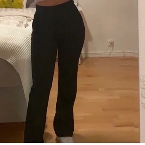 Kostymbyxor Bikbok - Sparsamt använda kostymbyxor, felfria förutom där nere vid hälen där dom är lite ”uppvikta”, inget som man märker. Från bikbok och är i storlek 36💕