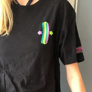 T-shirt med trycker ”Tinder for hotdogs” (swipe på framsidan)  - Roligaste tröjan jag någonsin hittat men ska nu säljas vidare. Ger ett gott skratt. Lätt oversized med coolt tryck