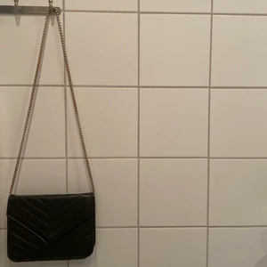 Svart axelväska - Säljer denna snygga svarta axelväska som är supersnygg till sommar! den har används tidigare men är fortfarande i bra skick🖤 köparen står för frakten och vid intresse kan jag skicka fler bilder!☀️