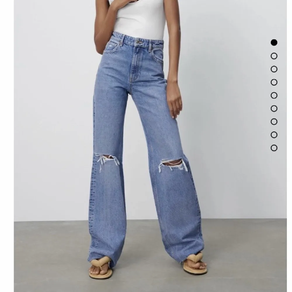 Zara jeans i modellen wide leg strl 36❤️ skriv privat för mer bilder. Säljer för det är för små för mig🥰 lappen är kvar. Jeans & Byxor.