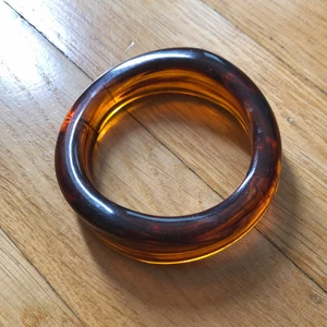 Armband  - Hårt arbnamd i bärnstensfärgad plast