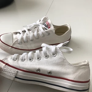 Converse - Vita låga Converse i bra skick. 200kr eller bud