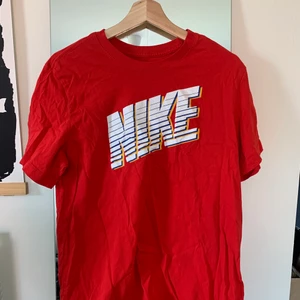 Nike t-shirt - T-shirt från Nike i härlig röd färg med ballt tryck, köpt på XXL för några månader sedan. Storlek M i herr, loose fit för mig som har s/m i vanliga fall 💞 väldigt fint skick, endast använd 1 gång. Priset går att diskutera vid snabb affär. Köparen står för frakt!🌟