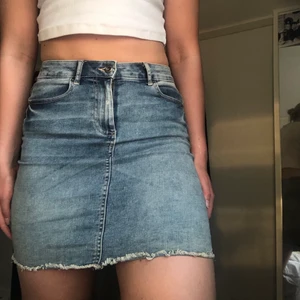 Jeanskjol - Säljer min jättefina jeanskjol från Vero Moda som passar perfekt till sommaren och passar till allt! Sitter jättefint och bra på med lite slitningar nertill😍 80kr + frakt😆