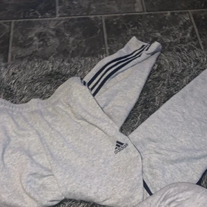 Adidas mjukisbyxor - Grå adidas byxor skit fina