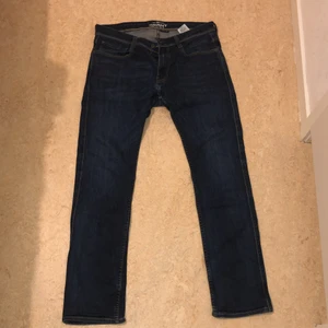 Grant jeans  - Jag har inte använt den mycket den är ny man kan säga en skön jeans.