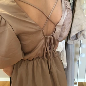 KLÄNNING FRÅN NELLY✨ - Världens finaste klänning från Nelly i storlek 36. Denna har tyvärr inte kommit till användning men hoppas att den kan göra! Passar perfekt till skolavslutningen eller midsommar🌸