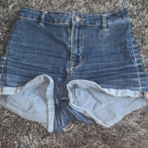 Shorts - Shorts från hm i storlek 38 som är hur fina som helst