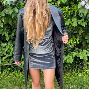 Fest klänning  - Fin fest klänning i skönt material. Cool rygg med snörning. 