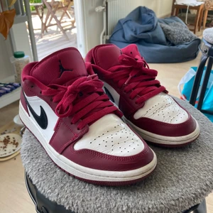 Jordan 1 Low. - Rosa/röda jorden ettor low. I storlek 40, säljer på grund av att de har blivit för små för mig. Köparen står för frakten om man inte kan mötas upp.