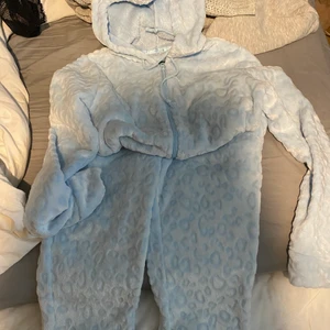 Jumpsuit - Jumpsuit blå leopard, hur skön som helst, endast provad. Obs liten i storleken!