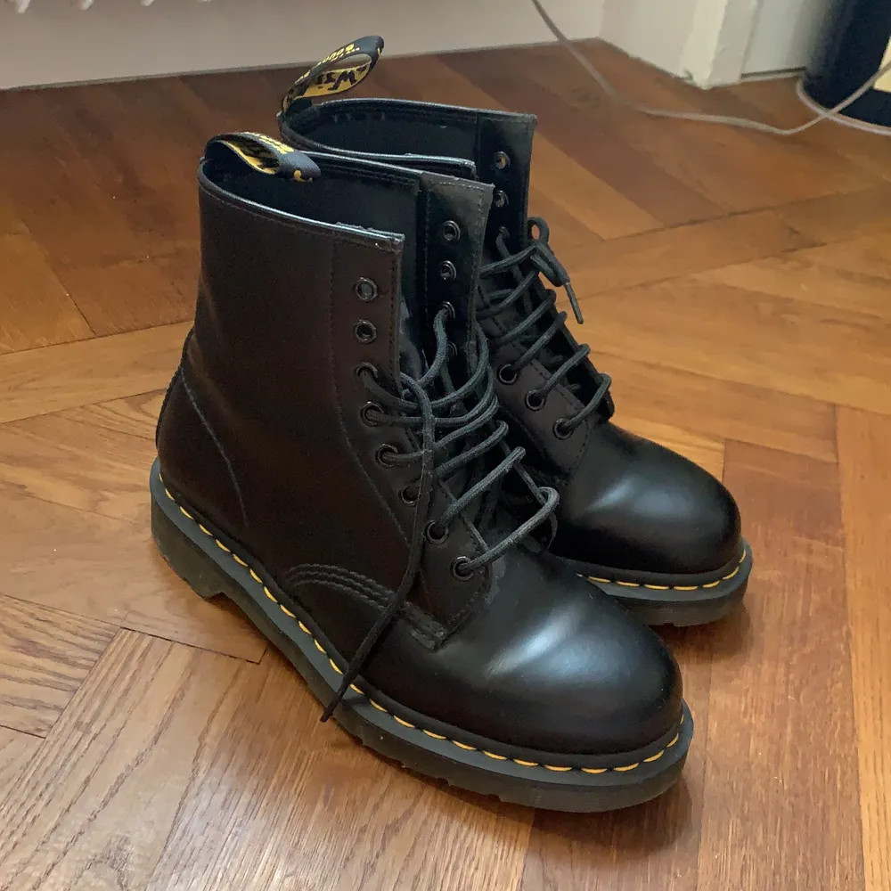 A pair of practically new Dr Martens (worn once), black, size 41, model 1460, for woman. A new pair costs SEK 1995. Skor.