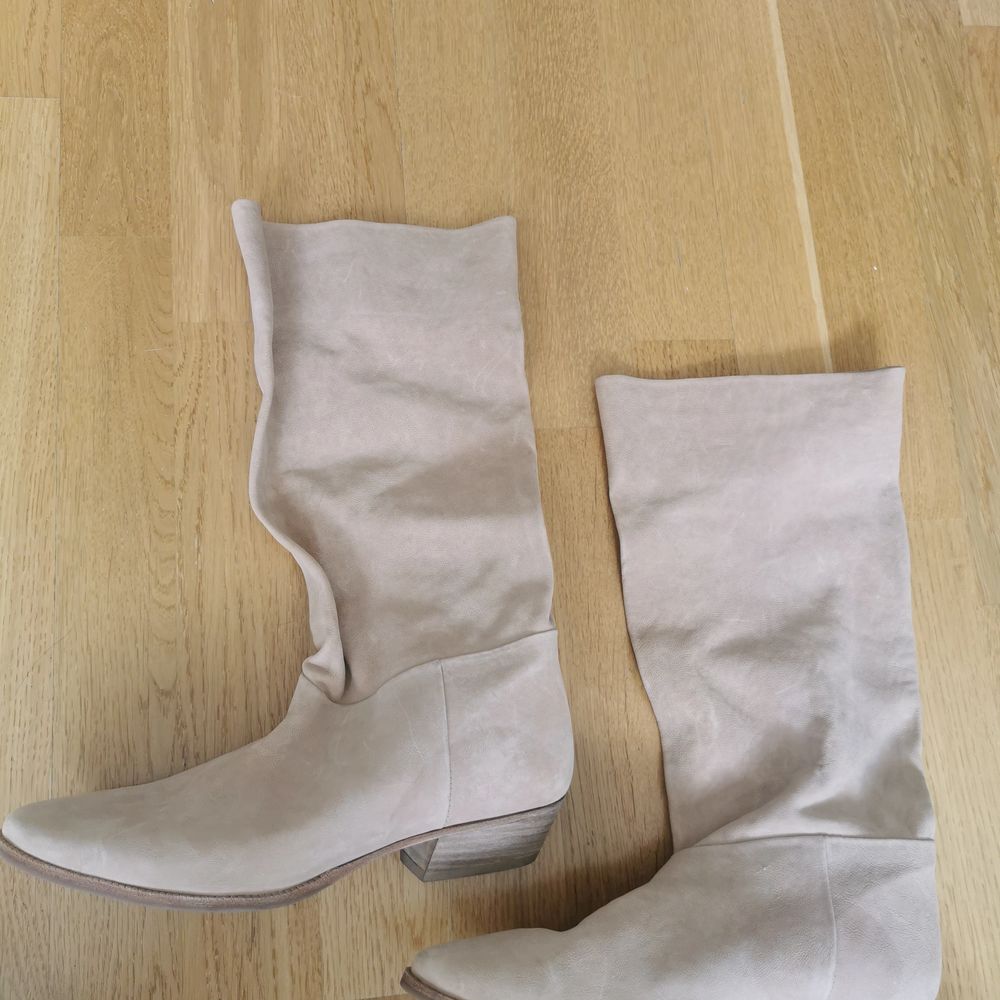 Oanvända beige stövlar från Filippa K. Storlek 37. Skor.