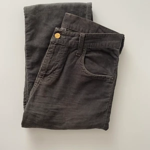 Carhartt byxor - super snygga Carhartt byxor i en grå-grön färg och manchester. Köpta seconde hand, men är knappt använda. Skulle säga att dem passar en S-M❣️ 