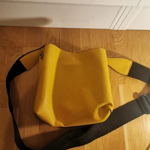 Väska Don Donna - Gul/svart handväska från Don Donna, endast använd fåtal gånger 