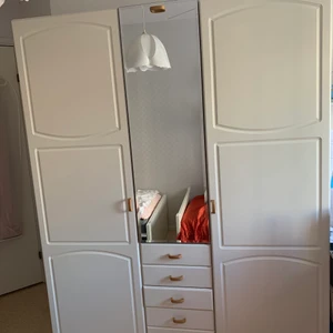 Stor garderob med spegel - Nyskick garderob med totalt 14 hyllor och 5 lådor. Spegeln har 4 hyllor och 1 korg. Bra skick. Lådor går att öppna och stänga smidigt. Finns möjlighet att hänga kläder i båda garderober. Säljs pga brist på utrymme. Bredd: 160 Djup: 37 Höjd: 200 