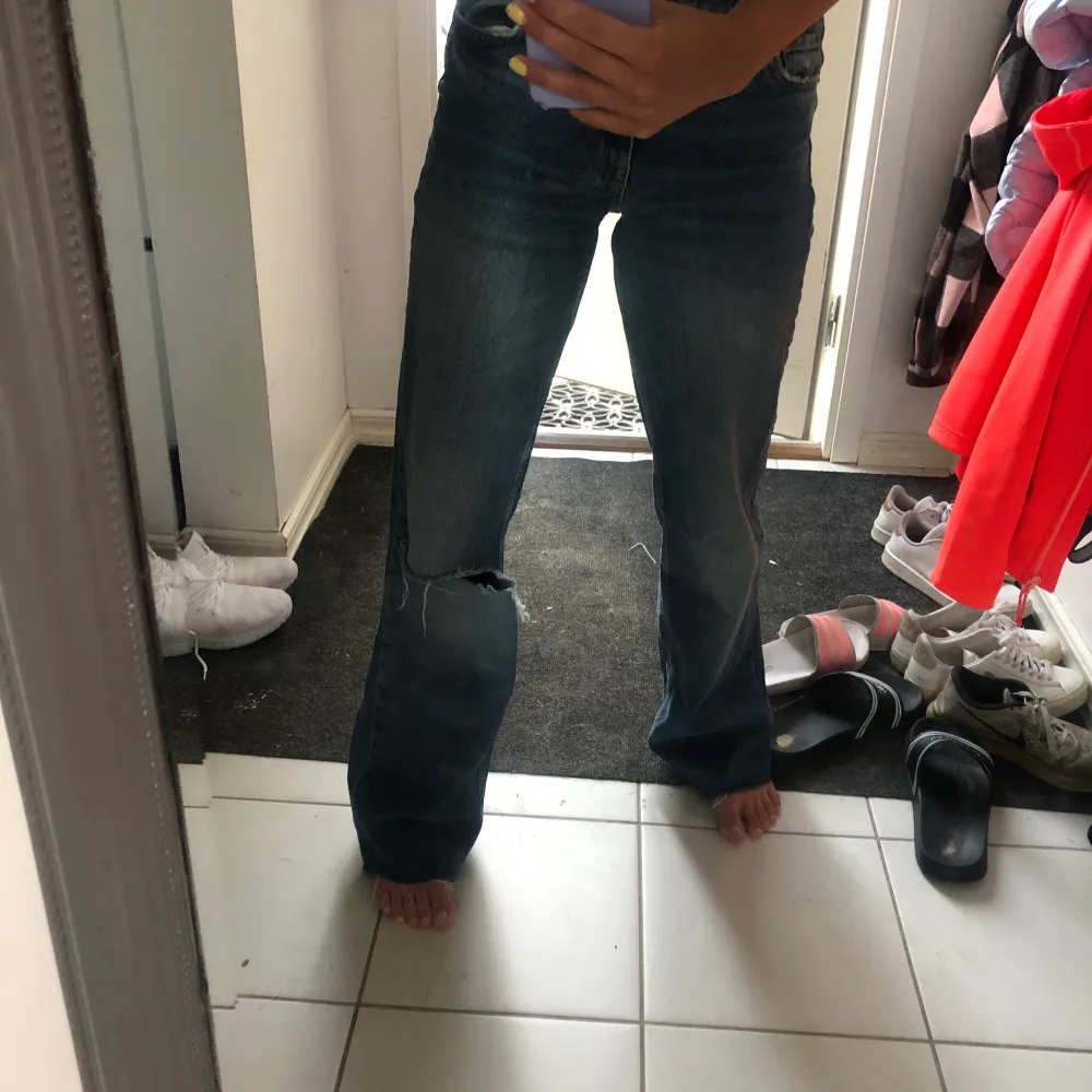 Ett par lågmidjade jeans med snyggt hål, från zara💕. Jeans & Byxor.